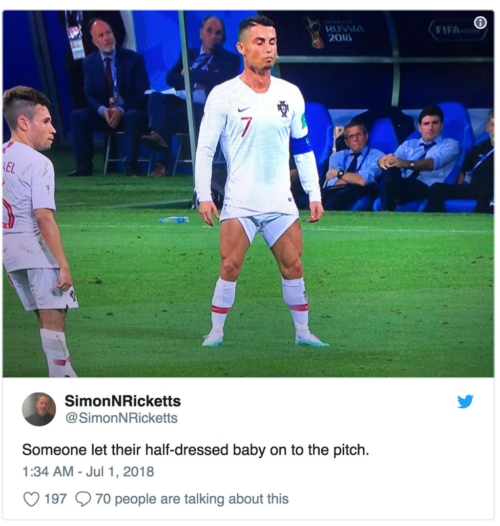 Ronaldo bị chế giễu vì hành động vén cao quần chuẩn bị sút phạt - Bóng Đá