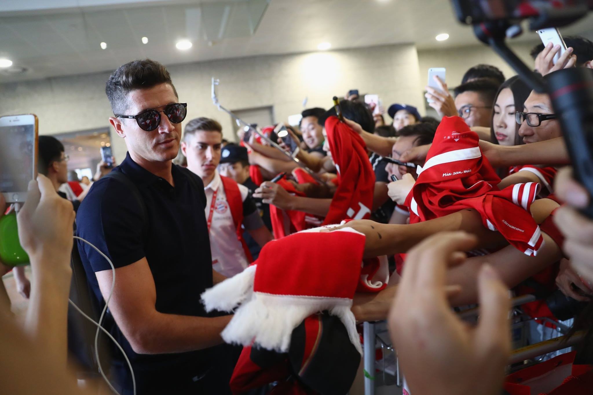 James Rodriguez bảnh trai hơn cả tài tử điện ảnh ở Trung Quốc - Bóng Đá