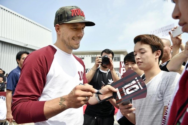 Lukas Podolski cười mỏi miệng trong ngày mắt khán giả Nhật Bản - Bóng Đá