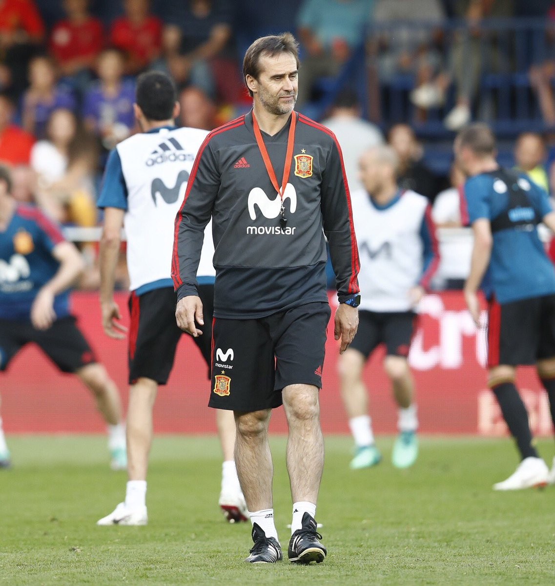 Wenger bất ngờ đi 