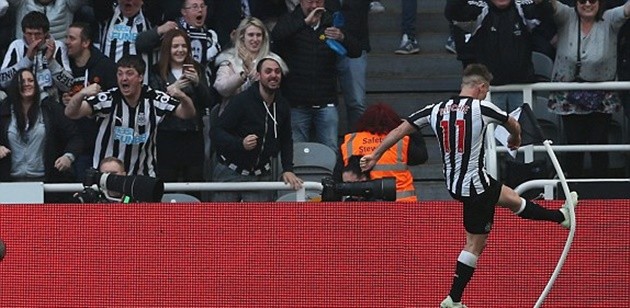 Hạ Arsenal, sao Newcastle hăng máu đá văng cột cờ - Bóng Đá