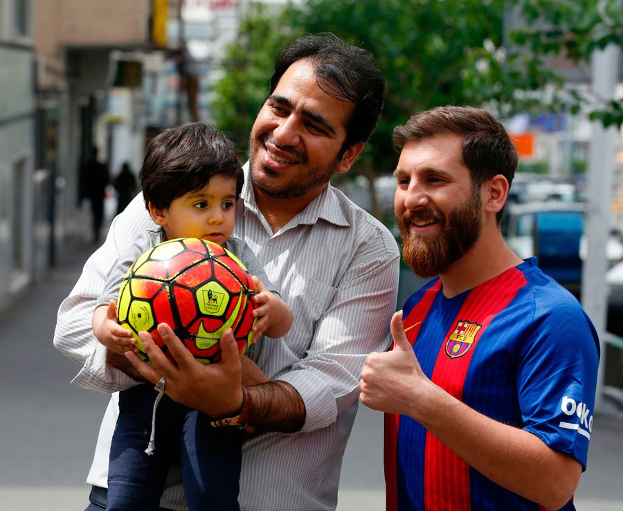 Chùm ảnh: Chàng trai nổi tiếng vì giống Messi đến khó tin - Bóng Đá