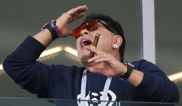 Maradona giơ ngón tay thối chọc tức người Nigeria - Bóng Đá