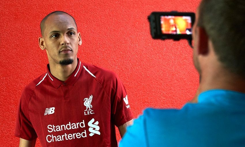 Fabinho rạng rỡ khoe áo đấu Liverpool - Bóng Đá