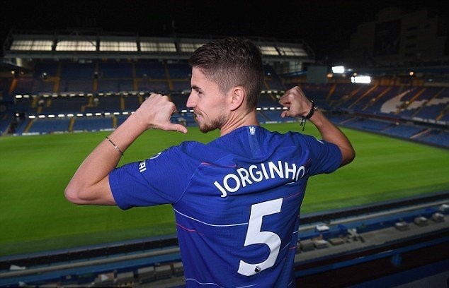 Vừa đến Chelsea, HLV Sarri và Jorginho đã lao vào tập luyện - Bóng Đá