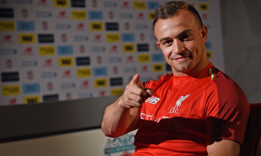 Xherdan Shaqiri rạng rỡ bên cạnh các đồng đội mới - Bóng Đá