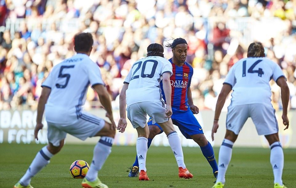 Có Ronaldinho, Rivaldo, huyền thoại Barca vẫn thất thủ trước huyền thoại Man United - Bóng Đá