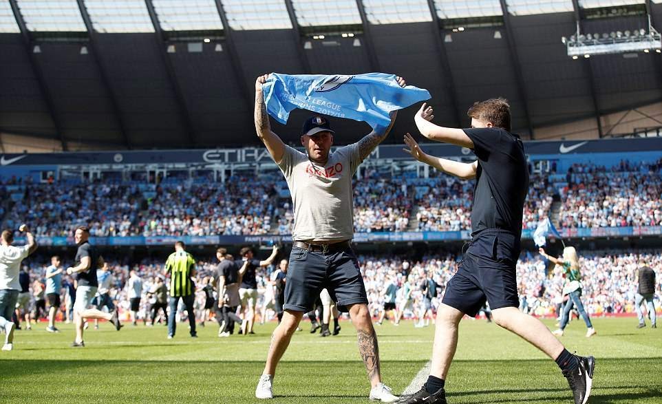 Sau màn rước cúp, dàn sao Man City chơi xuyên đêm - Bóng Đá