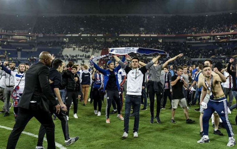 CĐV đánh nhau kinh hoàng, trận Lyon - Besiktas bị hoãn 46 phút - Bóng Đá