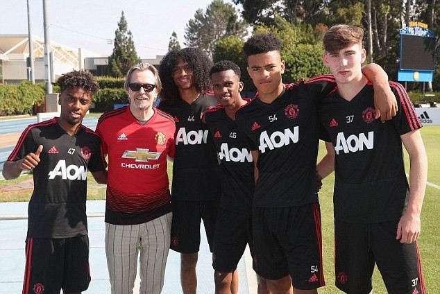 'Bậc thầy diễn xuất' Hollywood đến tận khu tập luyện tại Man Utd tại Mỹ - Bóng Đá