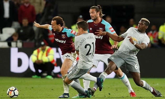 Adrian chặn hai siêu phẩm của Lingard cùng một kịch bản - Bóng Đá