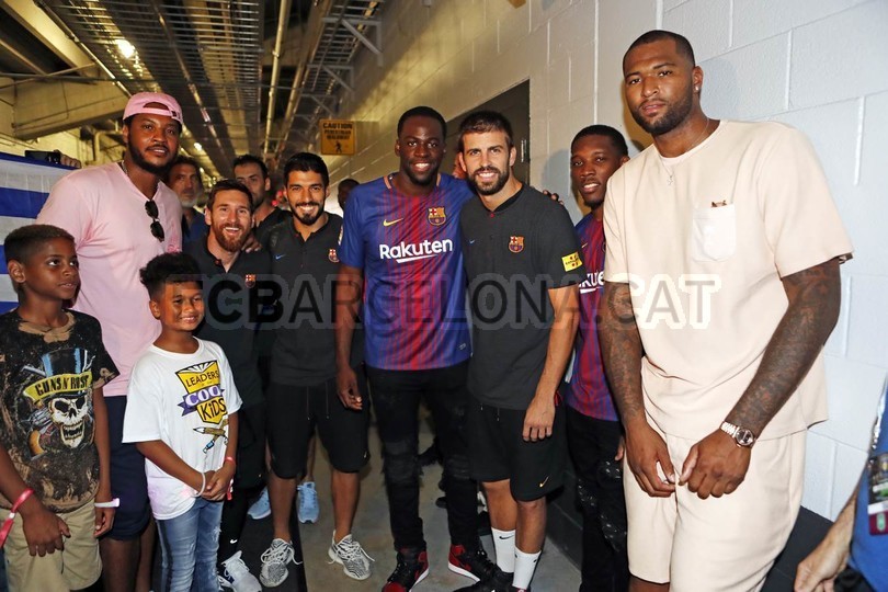 các ngôi sao bóng rổ chụp hình với các ngôi sao barca - Bóng Đá