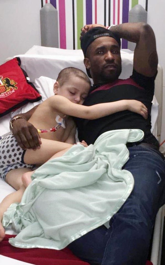 Chú bé mascot của Jermain Defoe đang nguy kịch - Bóng Đá