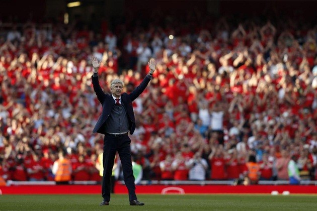 CĐV Arsenal tranh thủ từng ngày khi còn được thấy Wenger - Bóng Đá