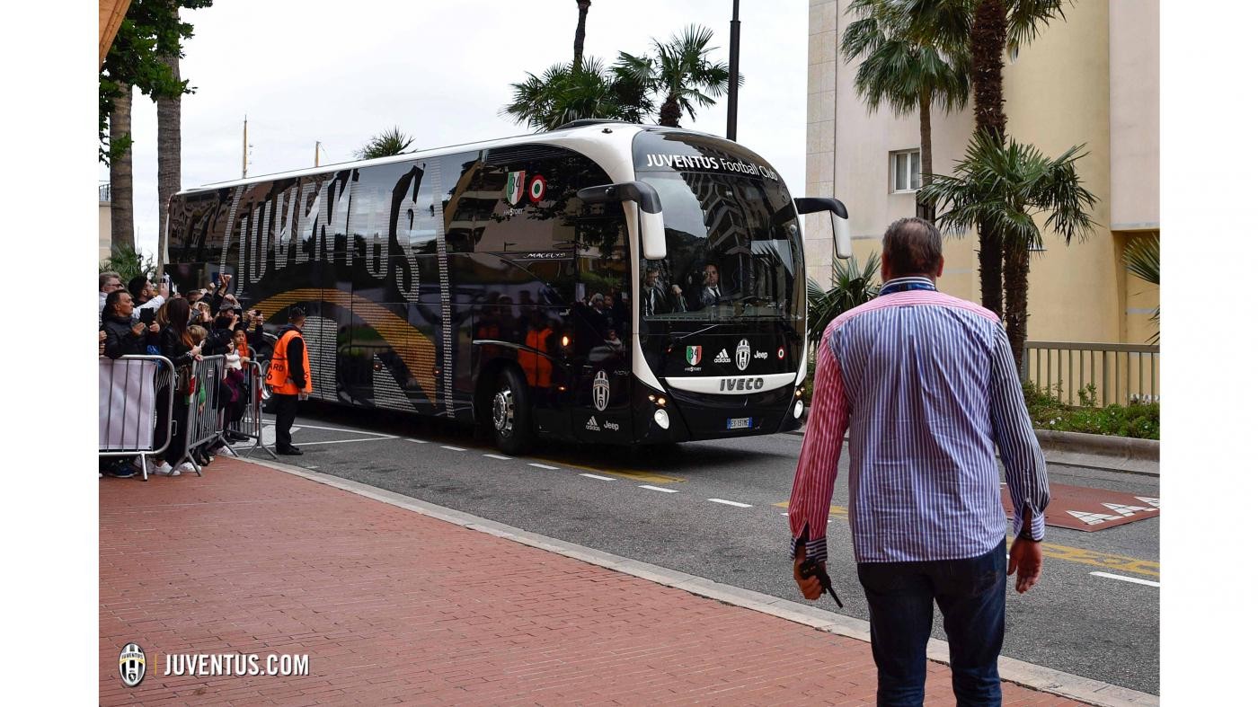 Con Ronaldo ăn mừng chiến thắng theo cách 