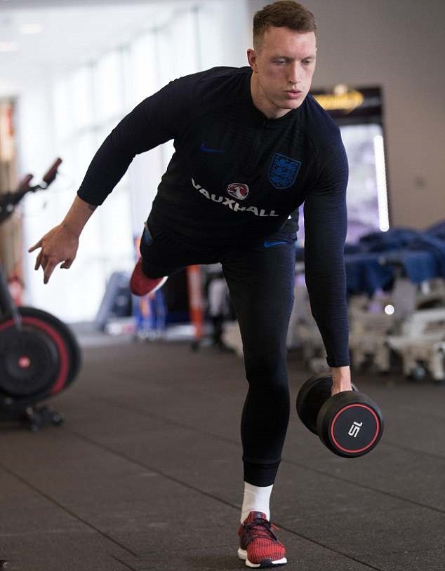 HLV Mourinho lộ rõ vẻ căng thẳng trước giờ G - Bóng Đá