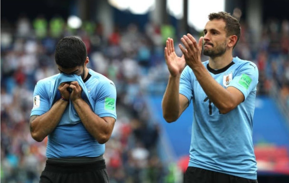 Luis Suarez rơi lệ trong ngày Uruguay chia tay World Cup 2018 - Bóng Đá