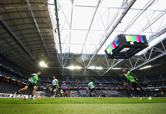 Dàn paparazi nằm rạp trước độ hot của Ajax - Bóng Đá