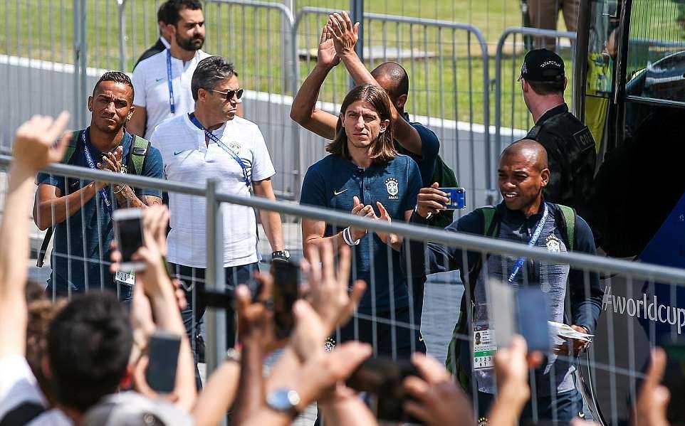 Fan chào đón đội tuyển Brazil - Bóng Đá