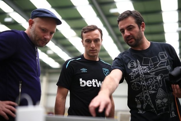 Carroll cười tít mắt trong ngày West Ham trình làng áo đấu mới - Bóng Đá