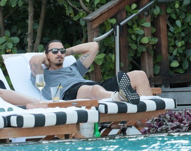 Gác lại nỗi buồn chấn thương, Ibra đi nghỉ ở Miami - Bóng Đá