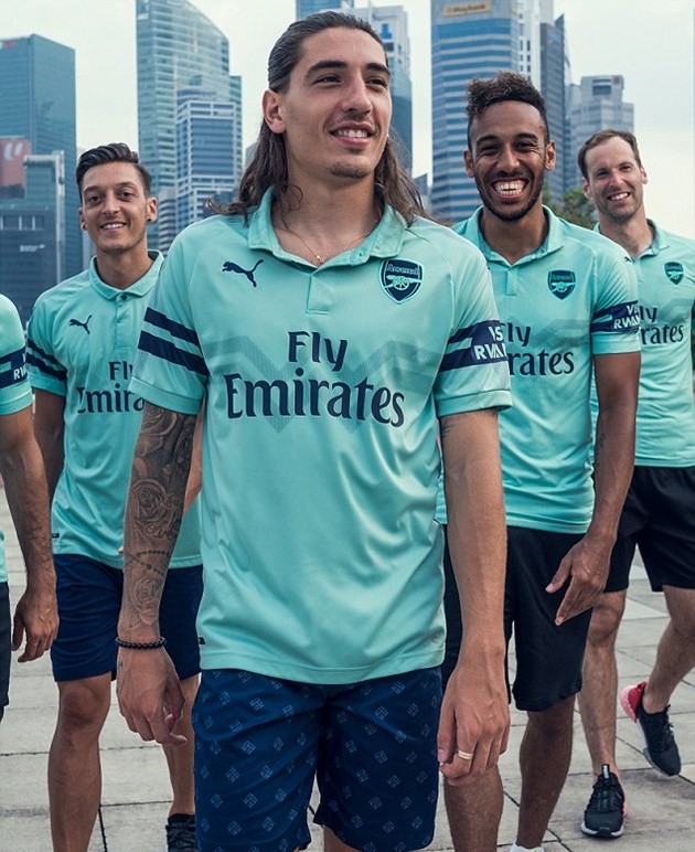 NHM Singapore chen nhau trong ngày ra mắt mẫu áo sân khách của Arsenal - Bóng Đá