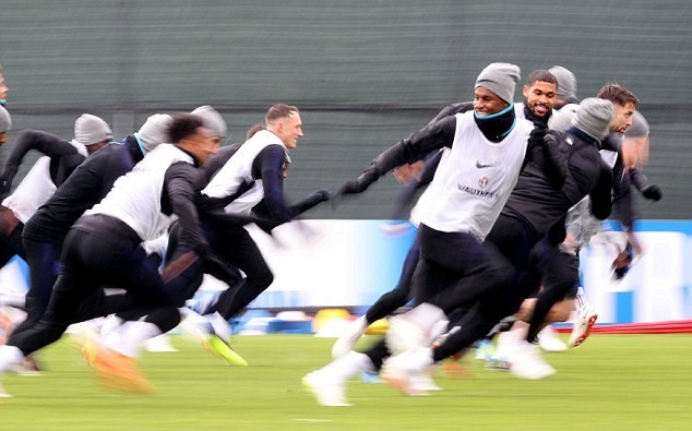 HLV Southgate bật cười vì màn 'trồng chuối' của Lingard - Bóng Đá