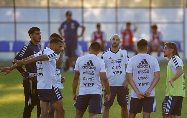 HLV Sampaoli thay đổi chiến thuật, Messo tỏ rõ sự lo âu - Bóng Đá