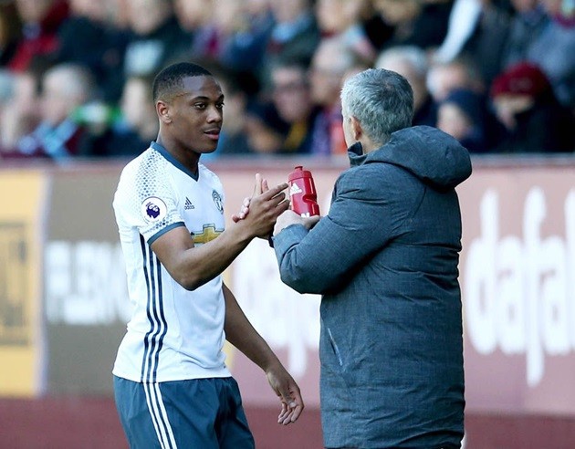 Martial thoải mái mua sắm trước đại chiến Manchester - Bóng Đá