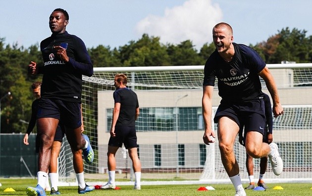 Kyle Walker tròn mắt nhìn Harry Kane đua tốc độ trên sân tập - Bóng Đá