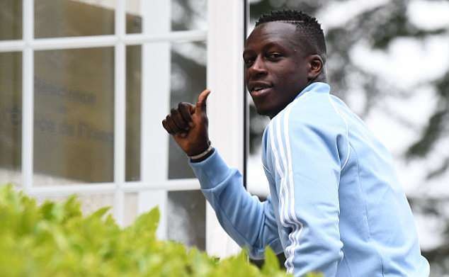 Pogba ăn mặc cực chất khi lên tuyển - Bóng Đá