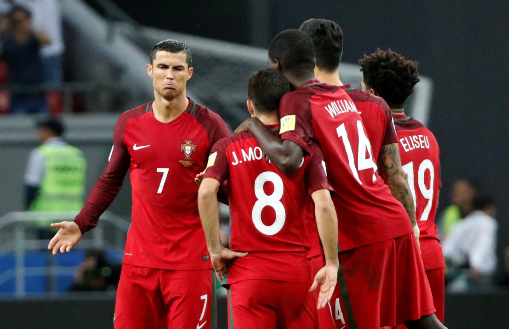 Không được đá Penalty, Ronaldo tỏ thái độ với đồng đội - Bóng Đá