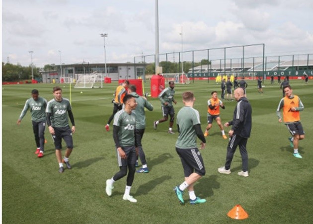 Bailly khoe bắp tay cuồn cuộn hòng tiền đạo Watford chùn chân - Bóng Đá