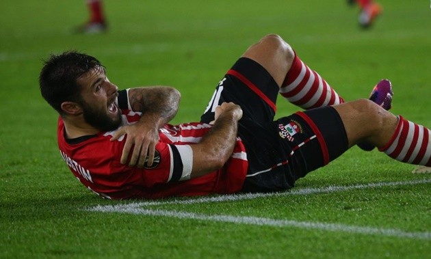 Charlie Austin tình tứ bên người đẹp tại 