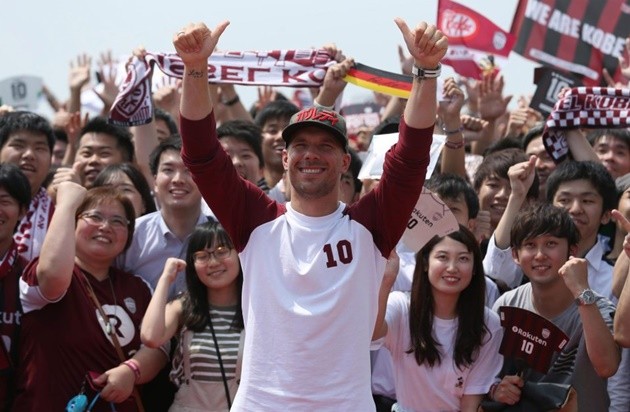 Lukas Podolski cười mỏi miệng trong ngày mắt khán giả Nhật Bản - Bóng Đá