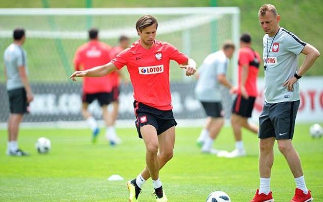 Lewandowski kheo cơ bắp cuồn cuộn trên sân tập Ba Lan - Bóng Đá