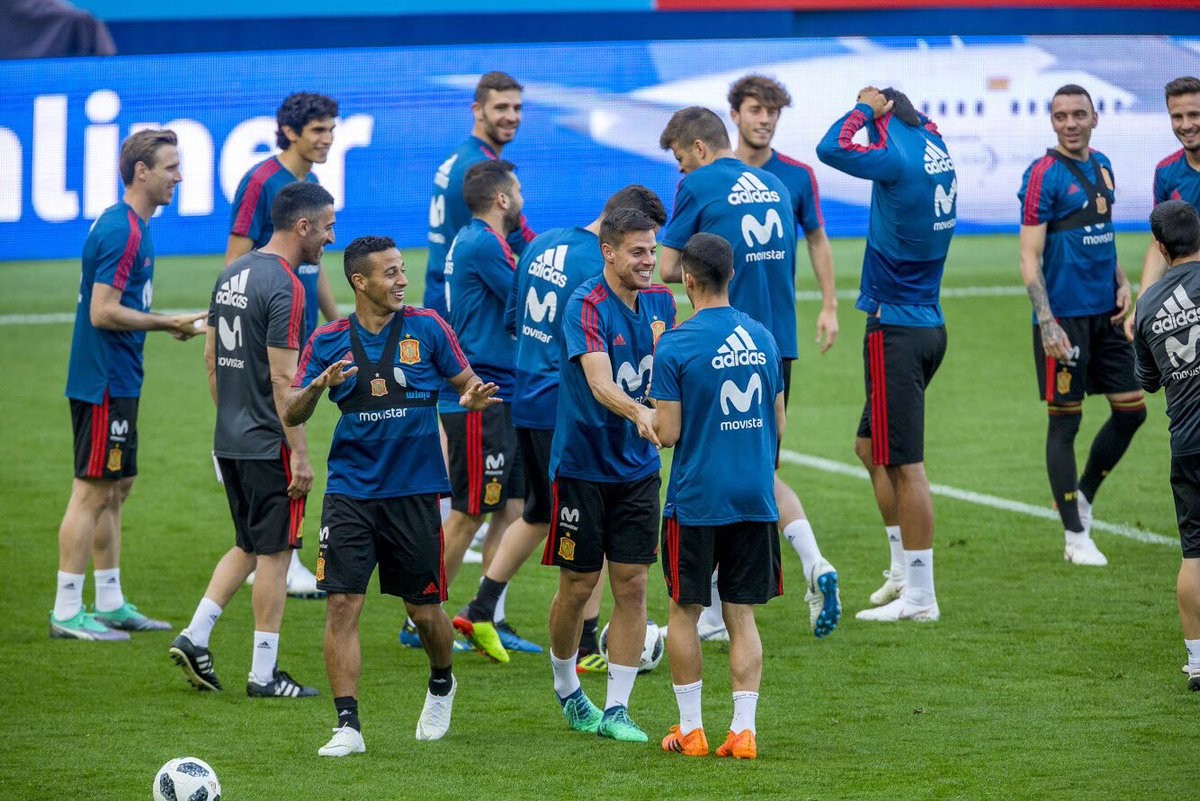 Wenger bất ngờ đi 