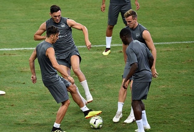 Ozil quẩy nhiệt tình trên sân tập, PSG bắt đầu run sợ? - Bóng Đá