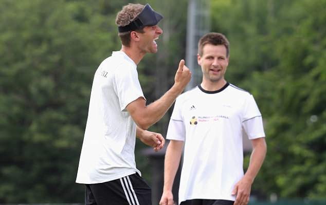 Pedro âu sầu nhìn các đồng đội tập luyện trước đại chiến với Tottenham - Bóng Đá