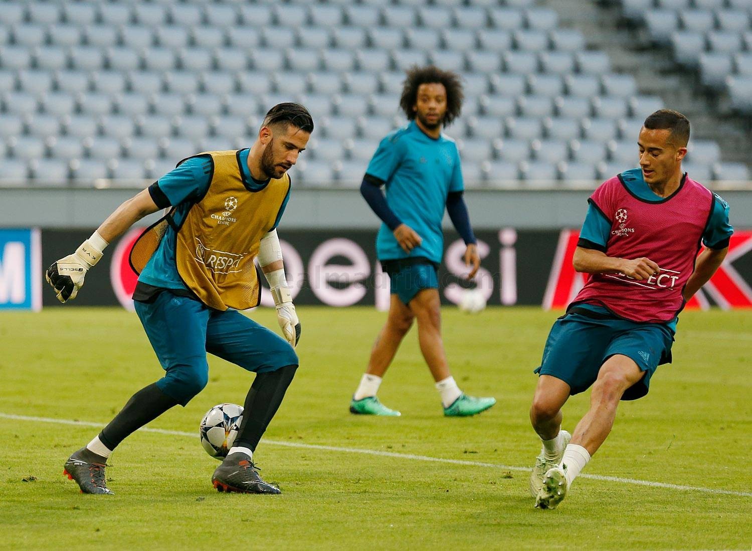 Lloris liều mình chùi bóng cứu lấy tấm vé dự Champions League cho Tottenham - Bóng Đá