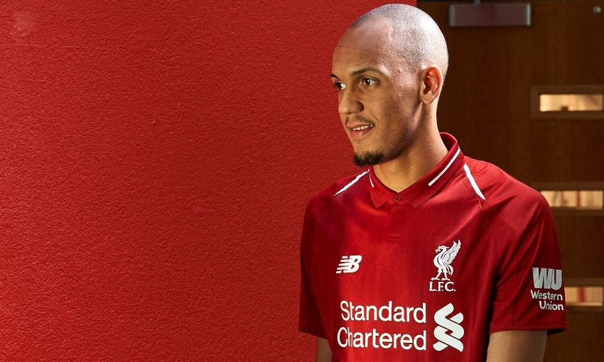 Fabinho rạng rỡ khoe áo đấu Liverpool - Bóng Đá