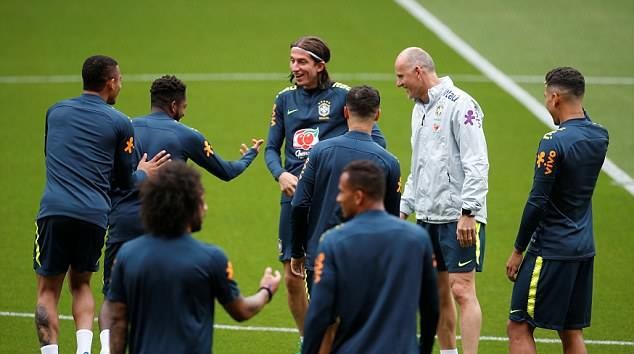 Dàn sao Real ôn lại kí ức Champions League, cười lớn tại Anfield - Bóng Đá