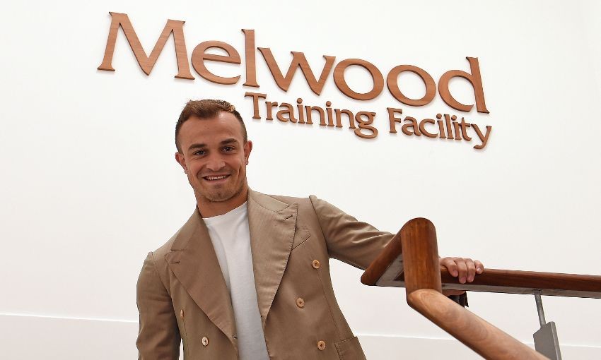 Xherdan Shaqiri rạng rỡ bên cạnh các đồng đội mới - Bóng Đá