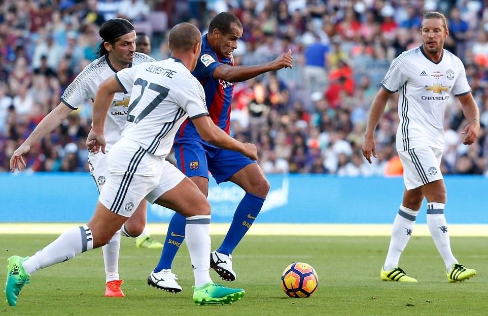 Có Ronaldinho, Rivaldo, huyền thoại Barca vẫn thất thủ trước huyền thoại Man United - Bóng Đá