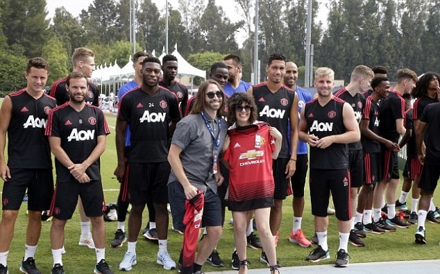 'Bậc thầy diễn xuất' Hollywood đến tận khu tập luyện tại Man Utd tại Mỹ - Bóng Đá