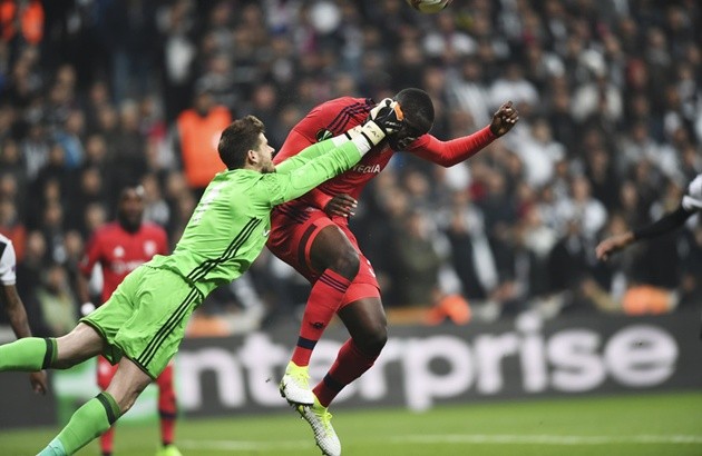 Adrian chặn hai siêu phẩm của Lingard cùng một kịch bản - Bóng Đá