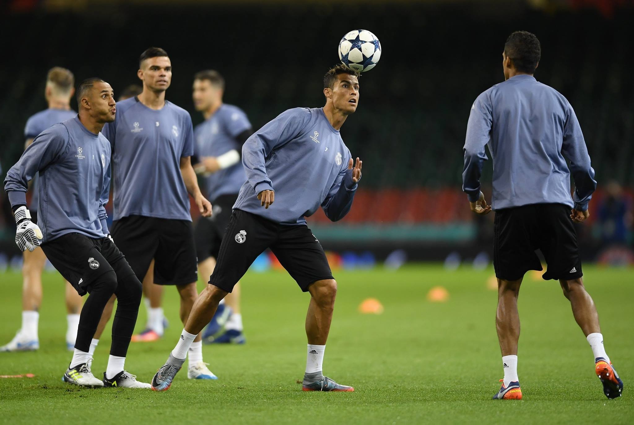Mesut Oezil nhận gạch đá khi chơi PES tại gia - Bóng Đá
