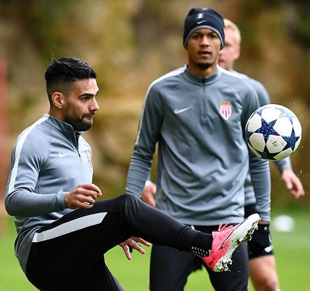 Antonio Rudiger 'quẩy' tung phòng thay đồ mừng ngôi vô địch của Chelsea - Bóng Đá