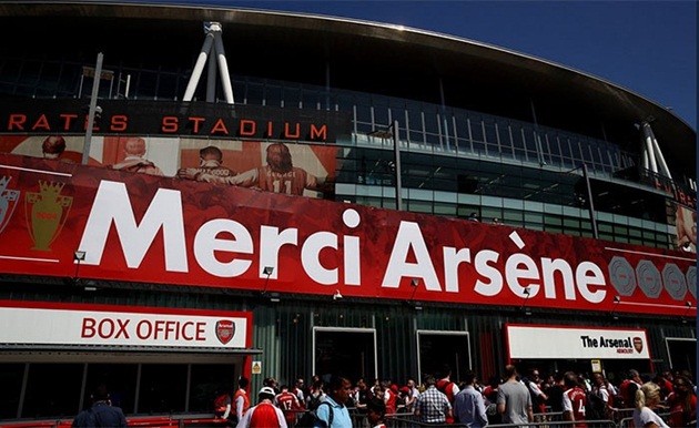 CĐV Arsenal tranh thủ từng ngày khi còn được thấy Wenger - Bóng Đá