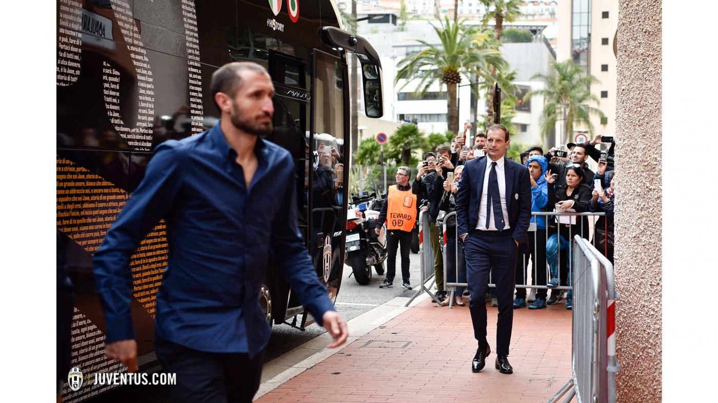 Con Ronaldo ăn mừng chiến thắng theo cách 